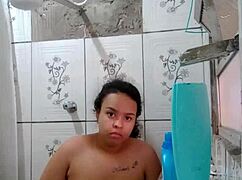 gostosa tomando banho exibindo sua buceta molhadinha