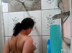gostosa tomando banho exibindo sua buceta molhadinha