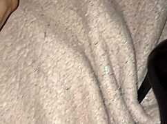 masturbándose con dildo anal puesto y vibrador adelante