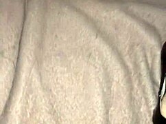 masturbándose con dildo anal puesto y vibrador adelante