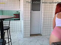 Minha empregada se abaixou pra limpar e eu fiquei louco como resistir a essa bunda