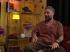 loira novinha shows feet to old man on podcast