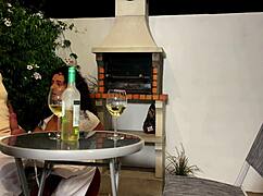 meu vizinho me chamou pra tomar um vinho e me fez chupar seu pau