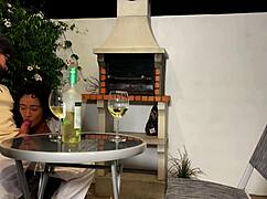 meu vizinho me chamou pra tomar um vinho e me fez chupar seu pau