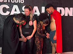 Festa de halloween da putaria uma suruba gostosa entre casais chupando gostoso a buceta molhada a piroca grossa quase gozando gostoso nas safadas