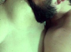 mamando os peitos chupando e lambando axilas buceta peluda e leitando o cu da puta