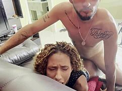 tirando a virgindade do cuzinho da vizinha e fazendo ela gritar
